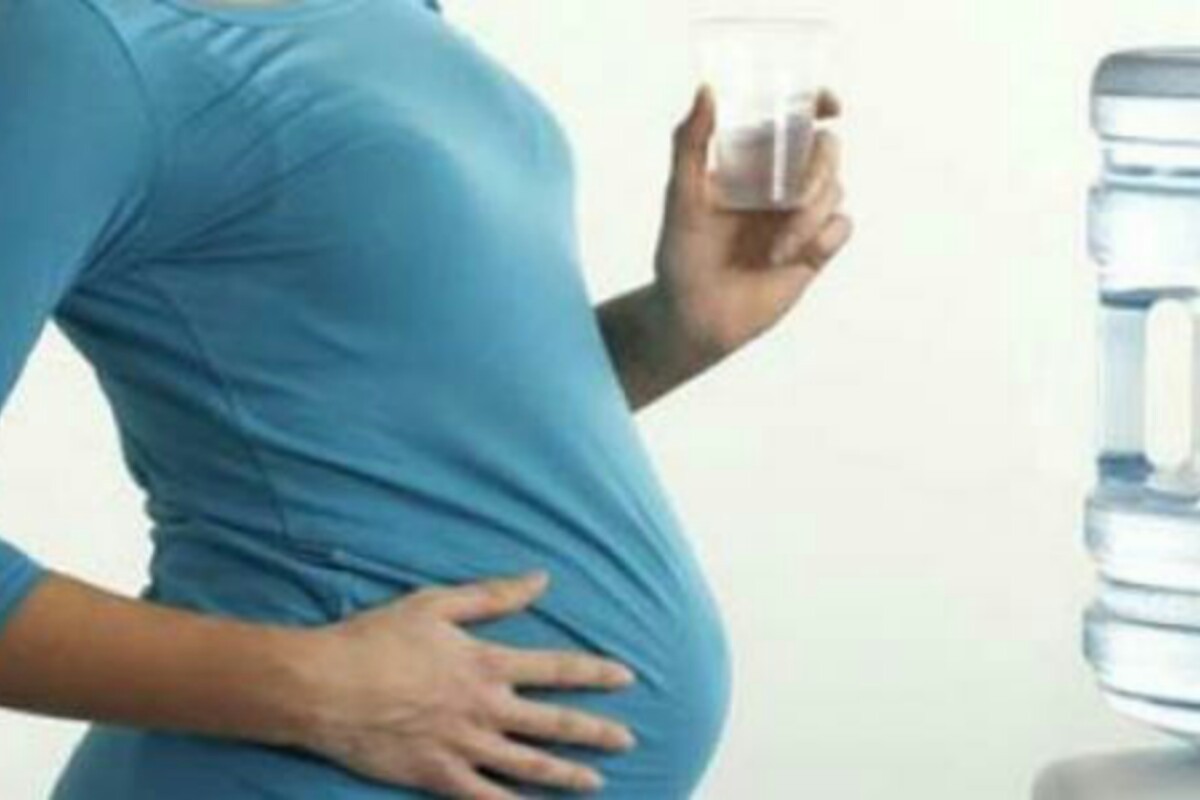 فوائد شرب الماء للمرأة الحامل