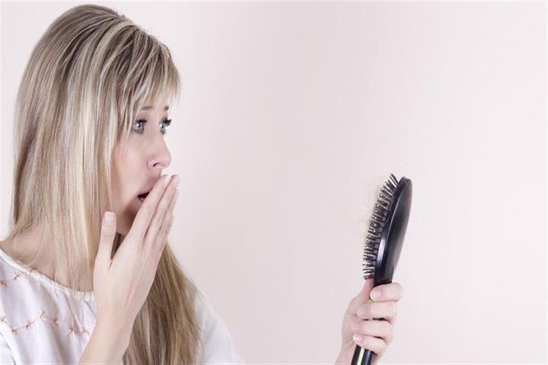 أسباب تساقط الشعر بغزارة عند النساء